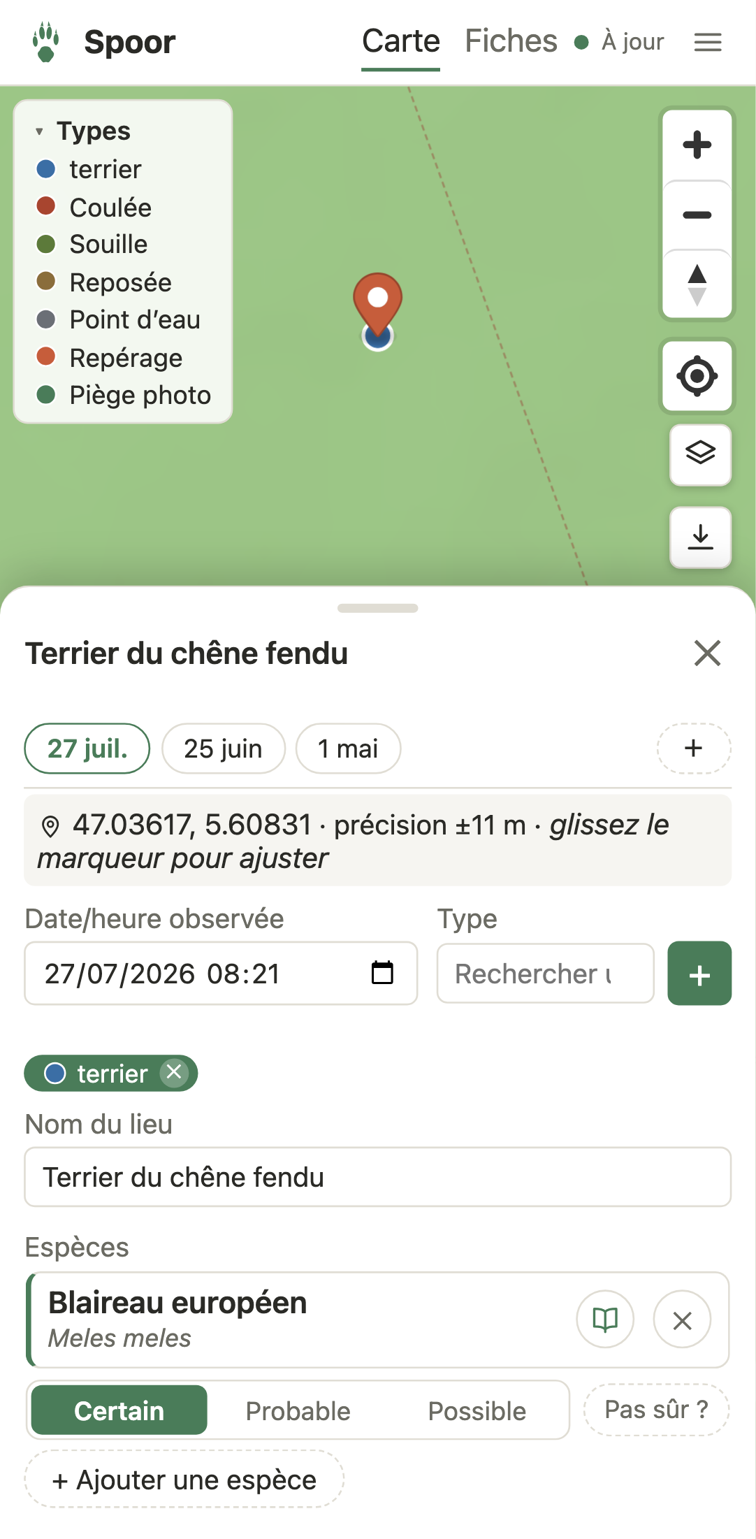 Un lieu ouvert dans Spoor : trois passages datés en onglets, le nom du lieu, l'espèce identifiée avec son niveau de confiance, les notes de terrain et la météo du jour.